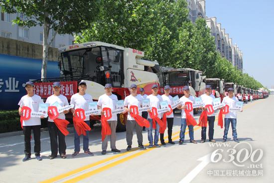 雷沃谷神甘肃用户满怀喜悦现场提机