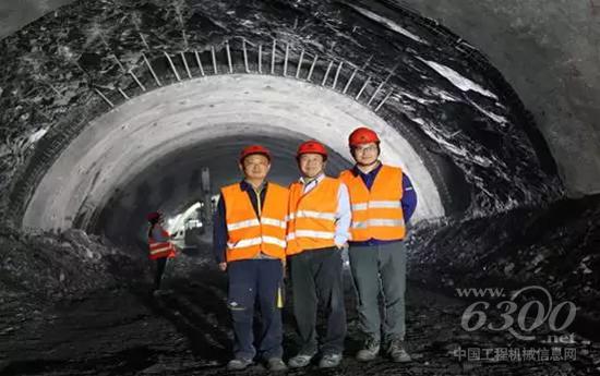 徐工基础售后服务人员宋任忠(左)、孟游(右)在南北高速公路隧道建设工地